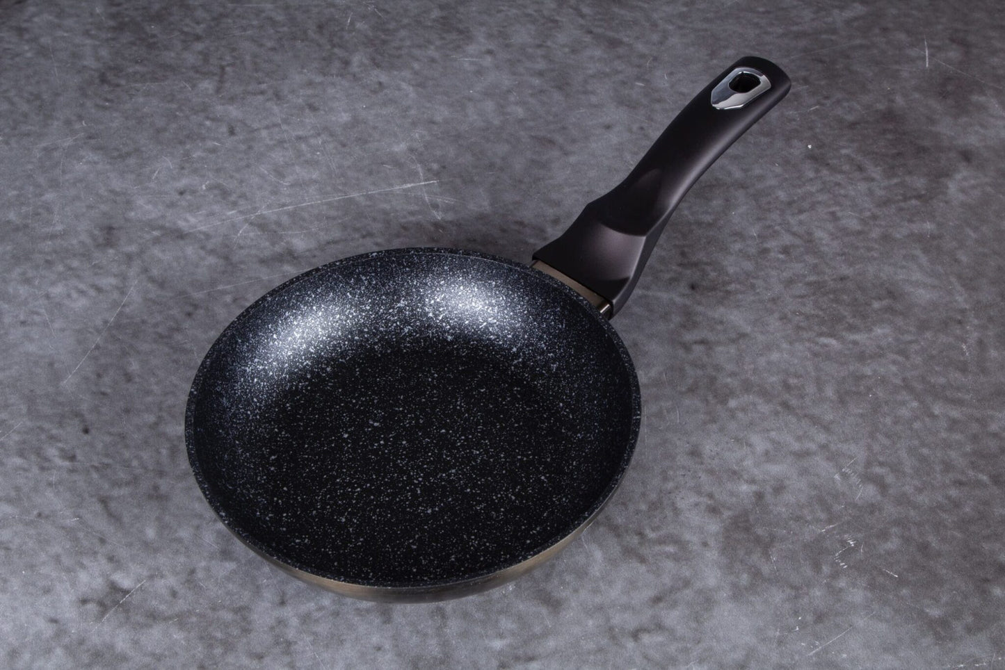 Sartén de 20 centímetros Berlinger Haus de la línea metálica brillante en negro, con protector gratis