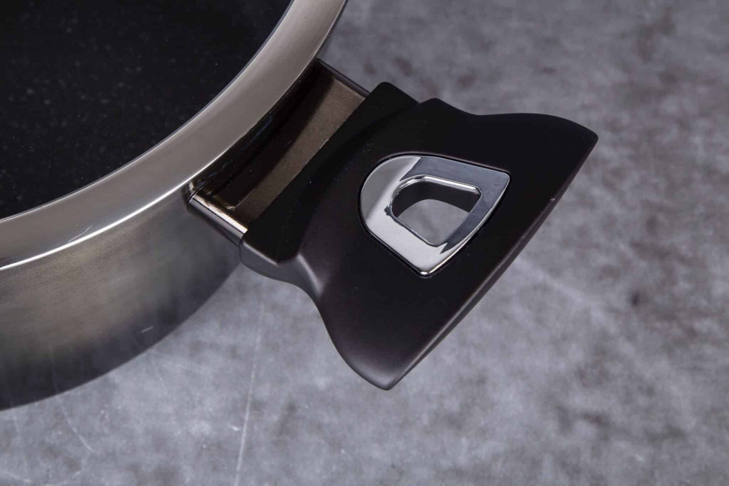 Cacerola con tapa (2,5 litros) Berlingen Haus línea metálica brillante en negro