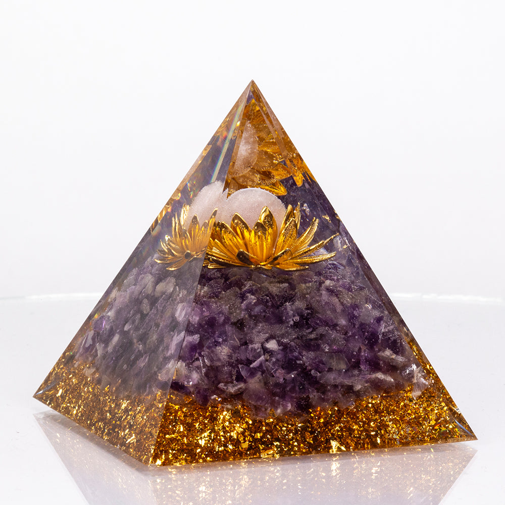 Talismán de pirámide de conexión con luz dorada