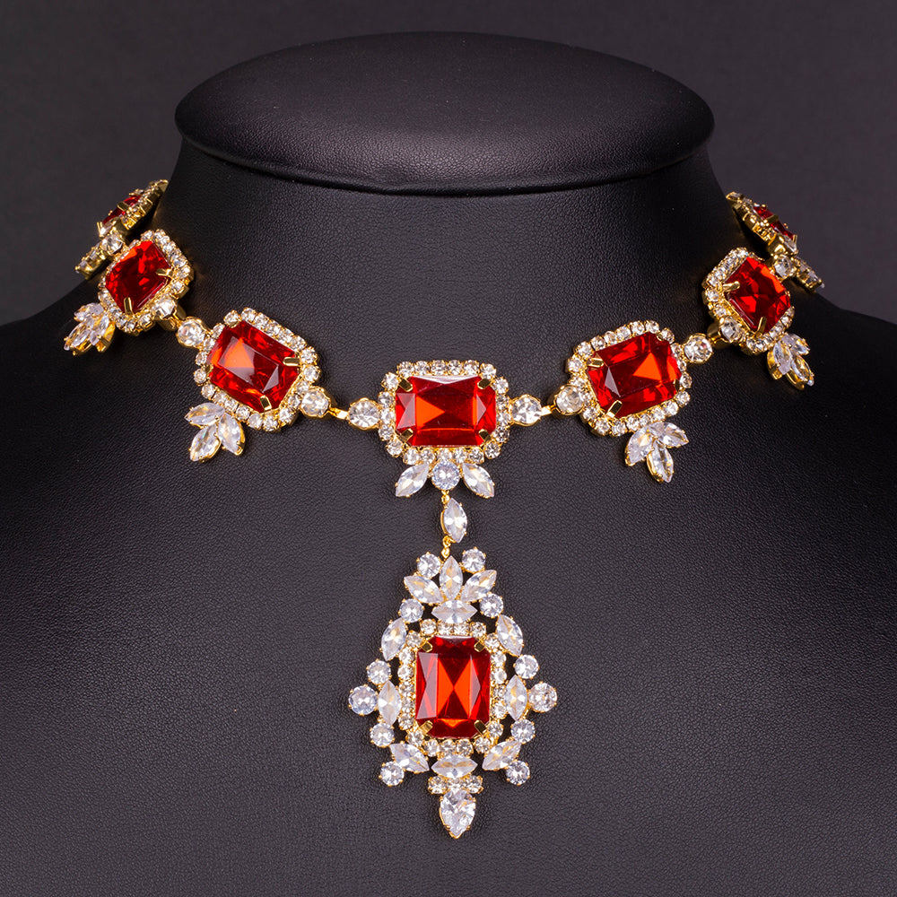 Conjunto de Aleación Bañado en Oro con Cristal Emporia® Rojo y Cristal Emporia® Blanco ( Collar +Pendientes )