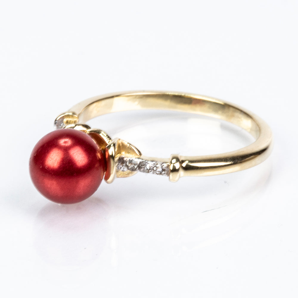 Anillo de Plata Bañada en Oro con Perla roja de río y Topacio Blanco