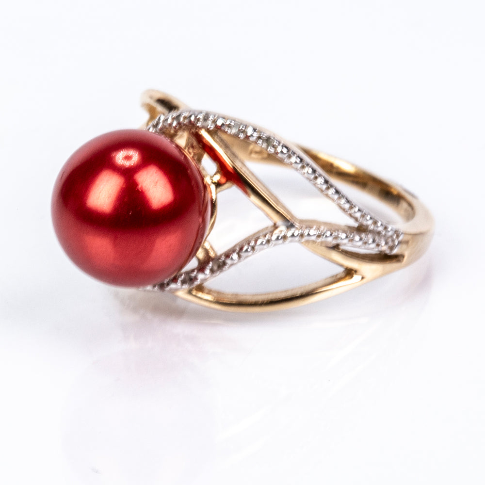 Anillo de Plata Bañada en Oro con Perla roja de río y Topacio Blanco