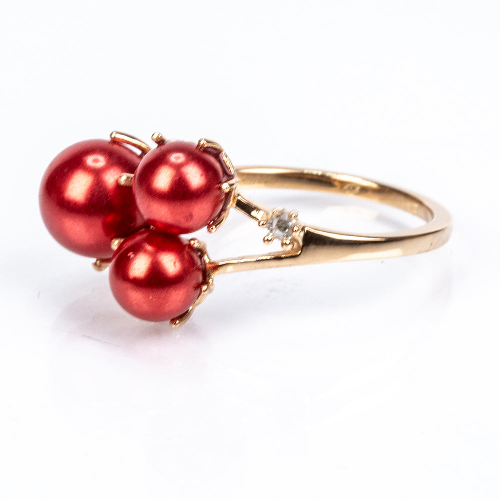 Anillo de Plata Bañada en Oro con Perla roja de río y Topacio Blanco