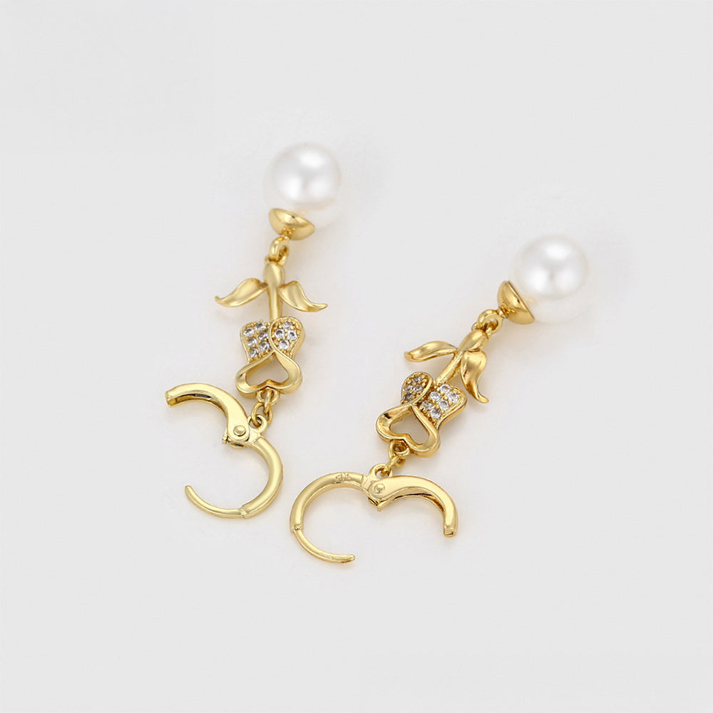 Pendientes de Aleación Bañado en Oro con Perla de cristal y Cristal Emporia® Blanco