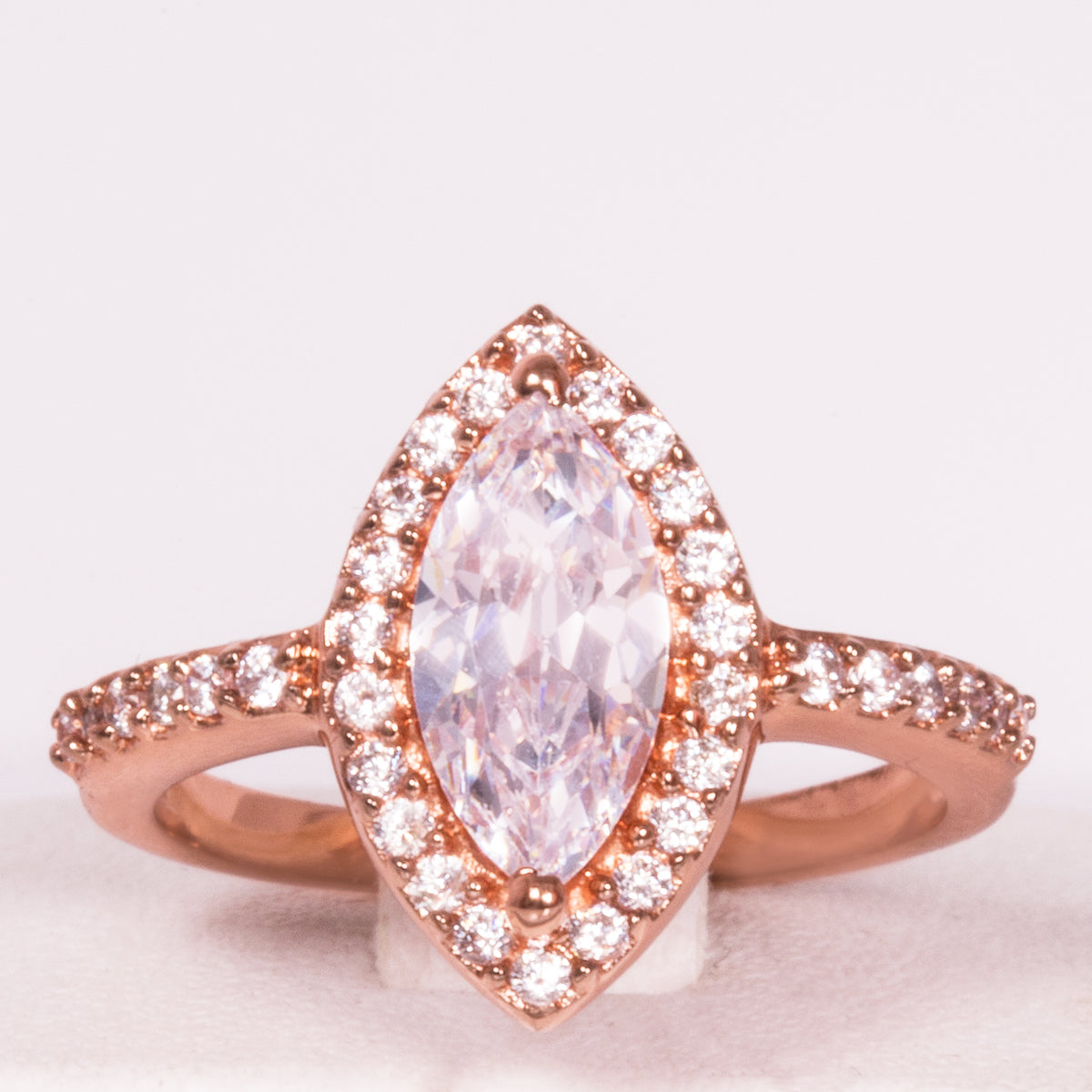 Anillo de Aleación Bañado en Oro con Cristal Emporia® Blanco ( Anillo )