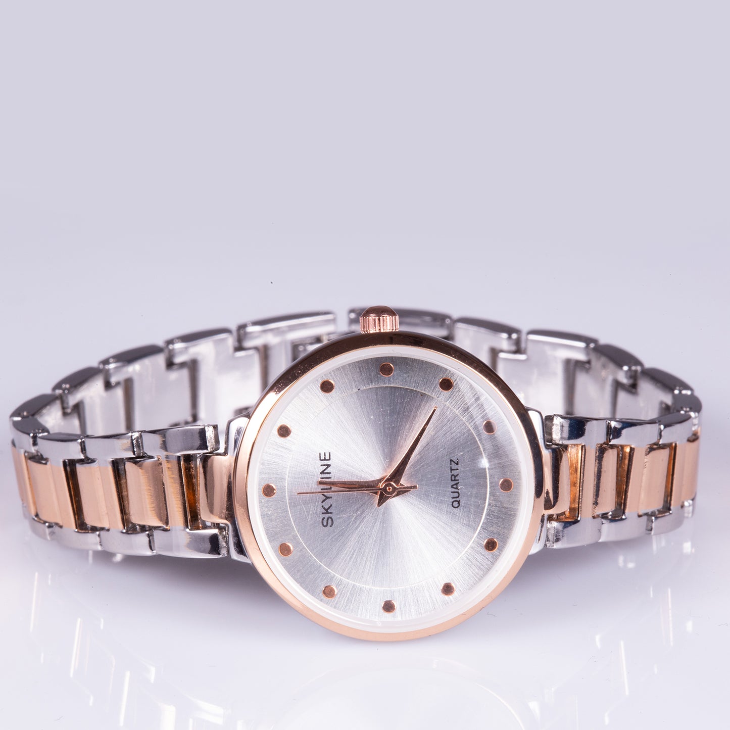 Reloj de moda para mujer con banda de acero, color dorado