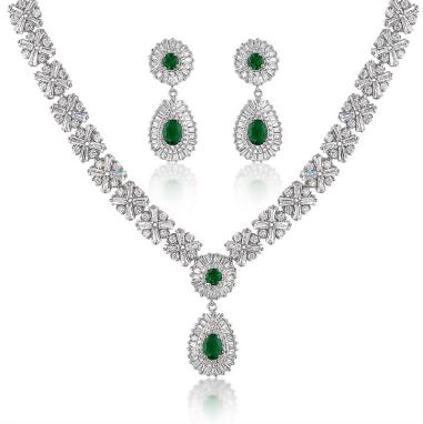 Conjunto de Aleación Bañado en Oro Blanco con Cristal Emporia® Verde y Cristal Emporia® Blanco ( Collar +Pendientes )