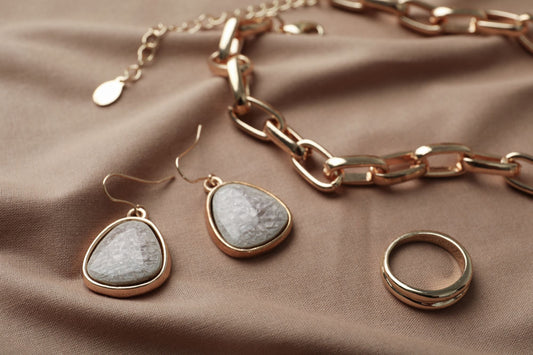 Collares y colgantes de plata: ¿Cómo combinarlos con anillos y pendientes de plata?