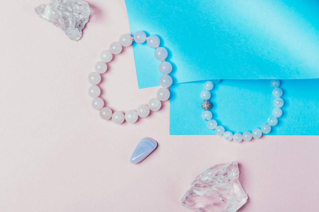 El encanto del cuarzo rosa: ¿Cómo brillar con esta piedra preciosa femenina durante los meses de verano?