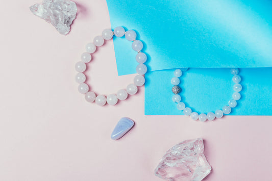 El encanto del cuarzo rosa: ¿Cómo brillar con esta piedra preciosa femenina durante los meses de verano?