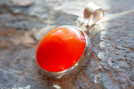 El color del atardecer de verano: ¿Cómo llevar el cornalina en los accesorios más elegantes?