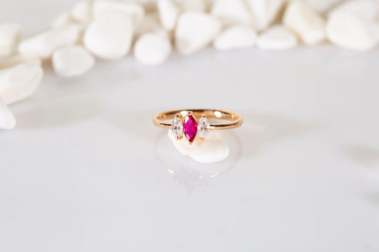 Brillo de verano: ¿Cómo crear un look único con pendientes de plata y oro adornados con diamantes rojos?