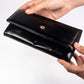 Cartera de privacidad con clave secreta de acceso para mujer. Color: negro y rojo