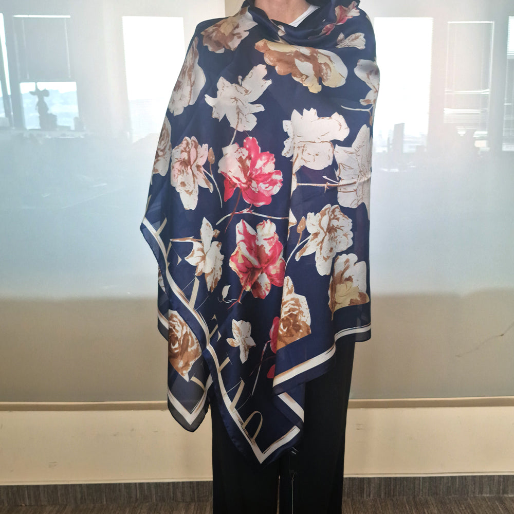 Bufanda con estampado floral y de inscripción, azul, 85 × 180 cm, 100 % seda vegana. 2 