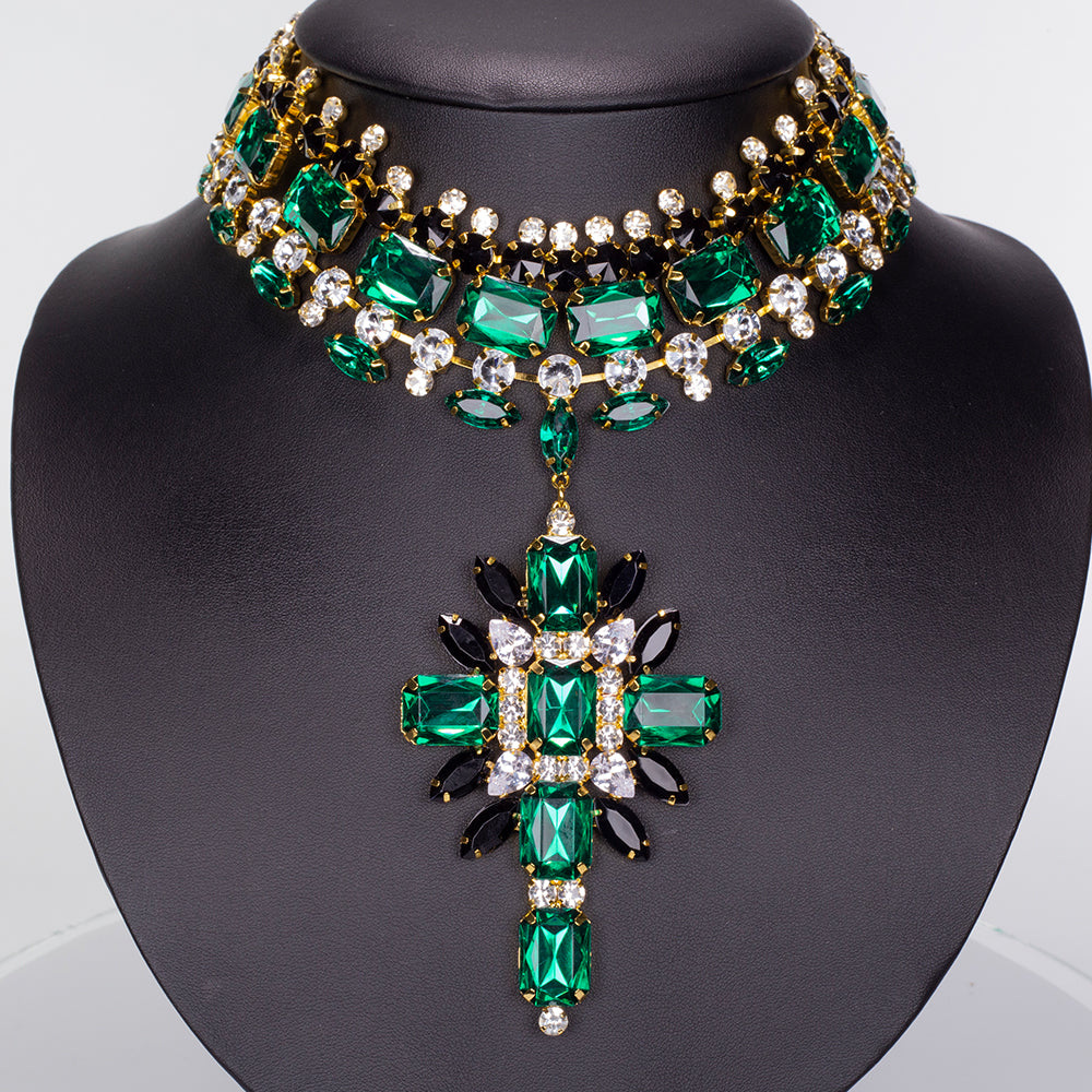 Conjunto de Aleación Bañado en Oro con Cristal Emporia® Verde y Cristal Emporia® Blanco ( Collar +Pendientes )