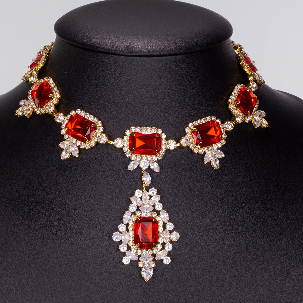 Conjunto de Aleación Bañado en Oro con Cristal Emporia® Rojo y Cristal Emporia® Blanco ( Collar +Pendientes )