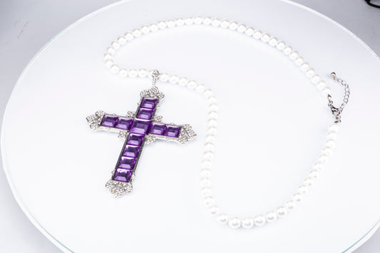 Cruz Collar de Aleación Bañado en Oro Blanco con Cristal Emporia® Púrpura y Perla de cristal