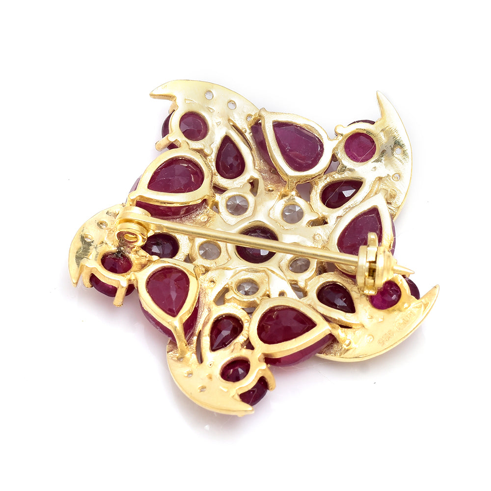 Broche de Plata Bañada en Oro con Rubí de Madagascar y Topacio Blanco