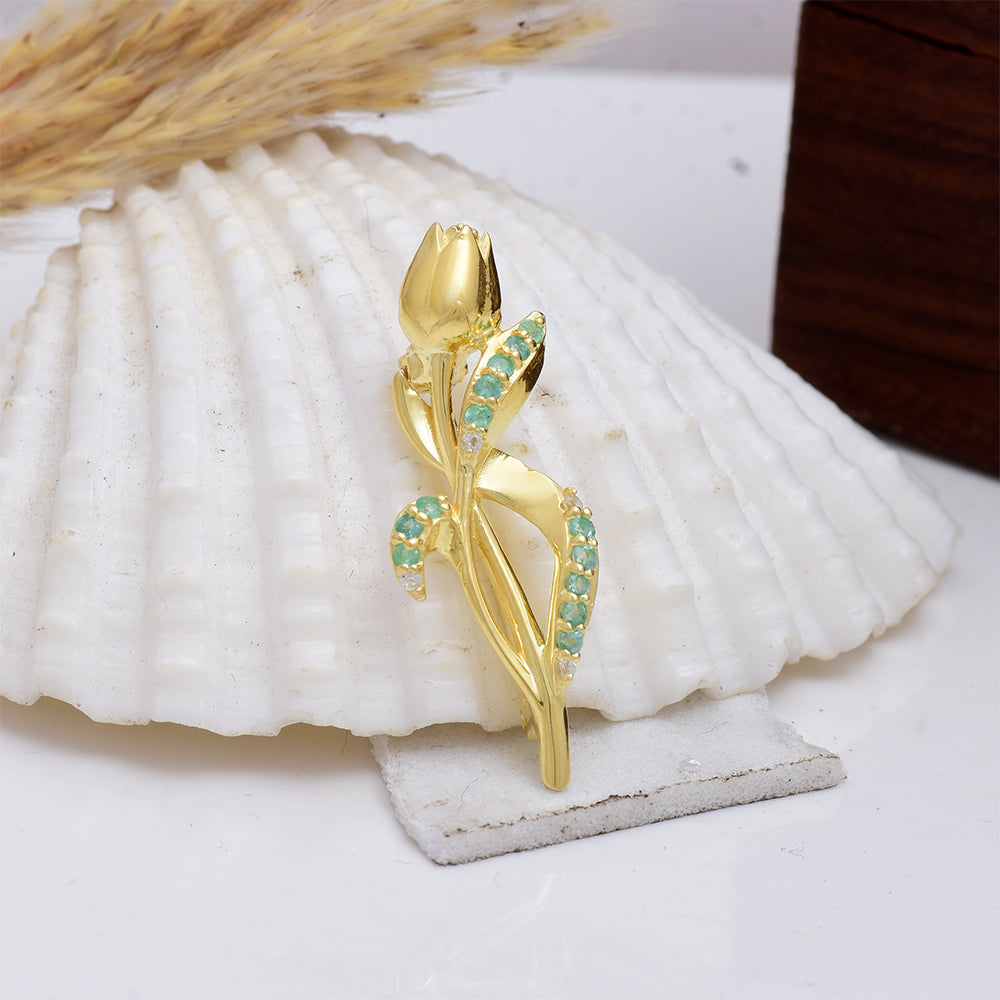 Broche de Plata Bañada en Oro con Esmeralda de Brasil y Topacio Blanco