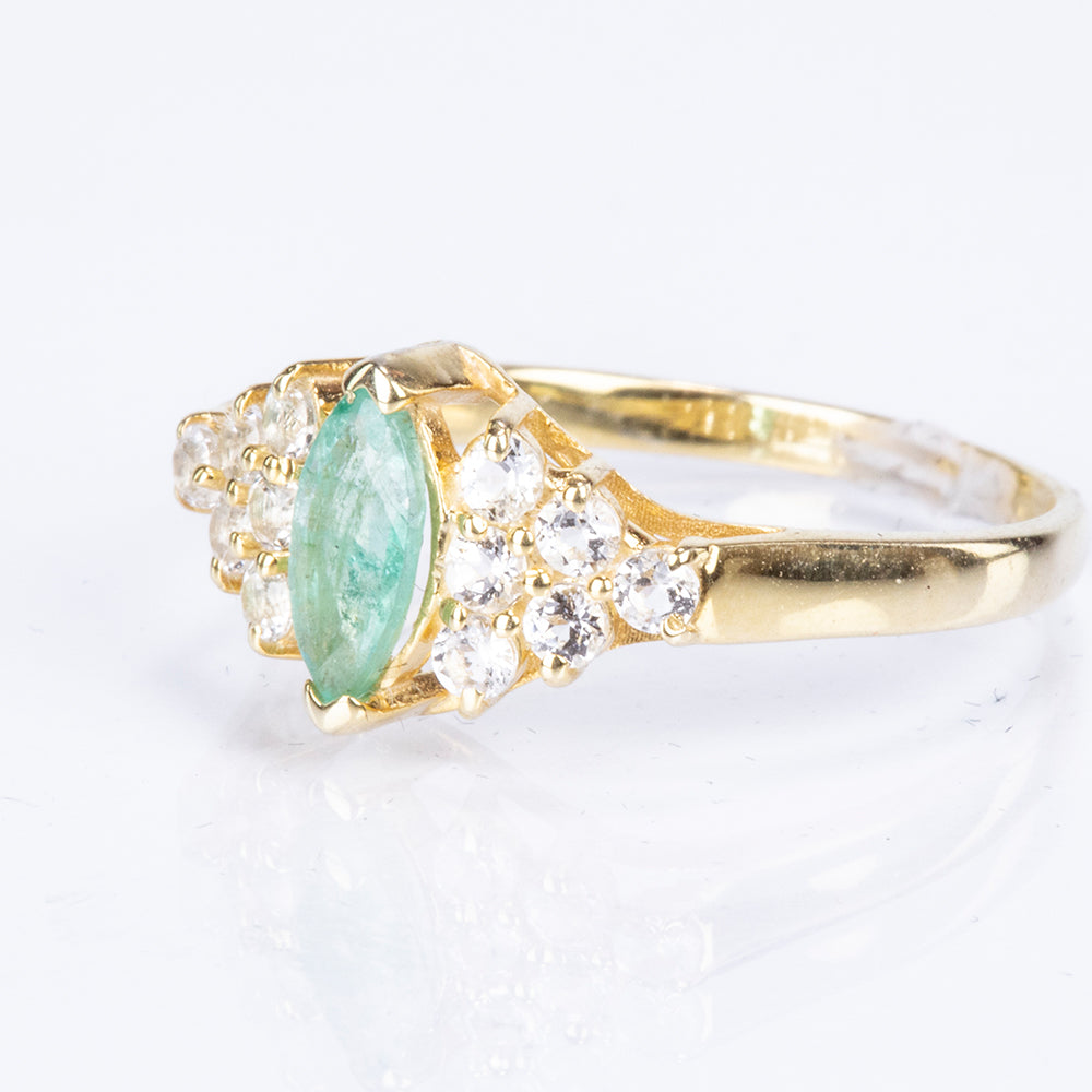 Anillo de Plata Bañada en Oro con Esmeralda de Brasil y Topacio Blanco