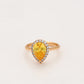 Anillo de Aleación Bañado en Oro con Cristal Emporia® Amarillo y Cristal Emporia® Blanco