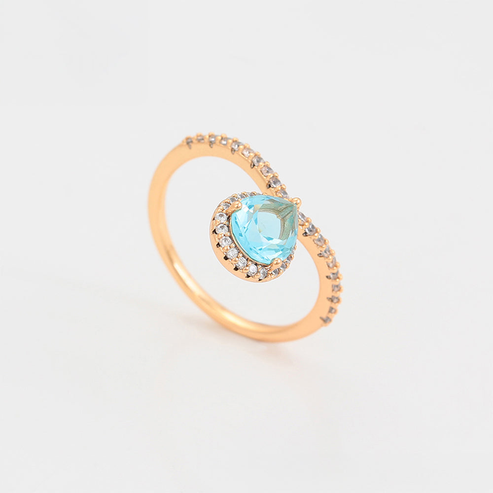 Anillo de Aleación Bañado en Oro con Cristal Emporia® Azul y Cristal Emporia® Blanco