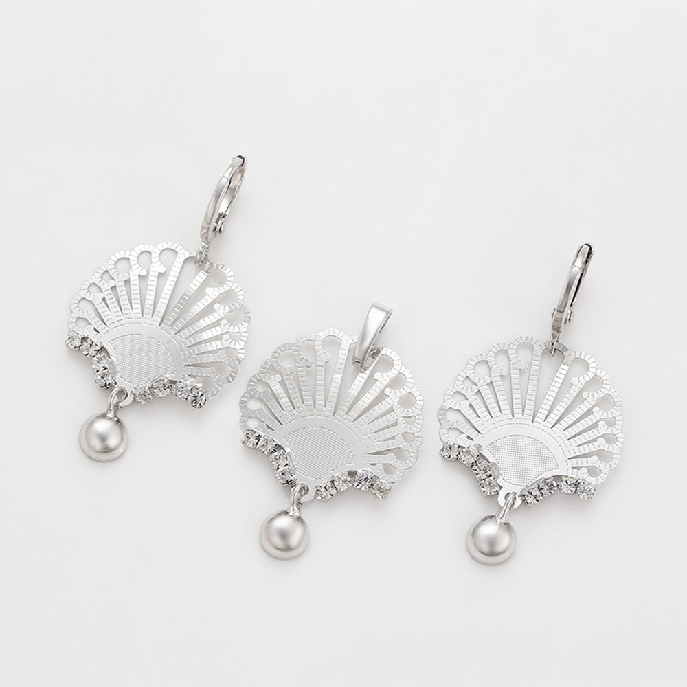 Conjunto de Aleación Bañado en Oro con Cristal Emporia® Blanco ( Pendientes +Colgante )