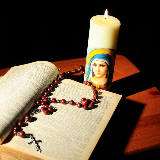 Collar de cadena de rosario de aleación chapada en oro con cuentas de palisandro y crucifijo + vela con fragancia de Santa María como REGALO