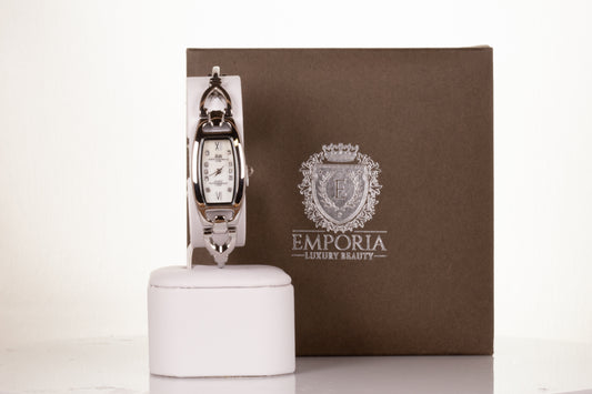 Reloj de pulsera AW para mujer de aleación de PLATA con un pequeño triángulo con una fina correa triangular y cristales de cuarzo con una caja de regalo.