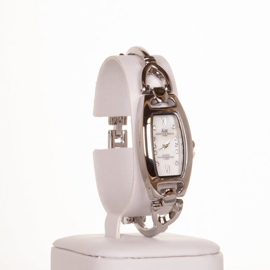 Reloj de pulsera AW para mujer de aleación de PLATA con un pequeño triángulo con una fina correa triangular y cristales de cuarzo con una caja de regalo.