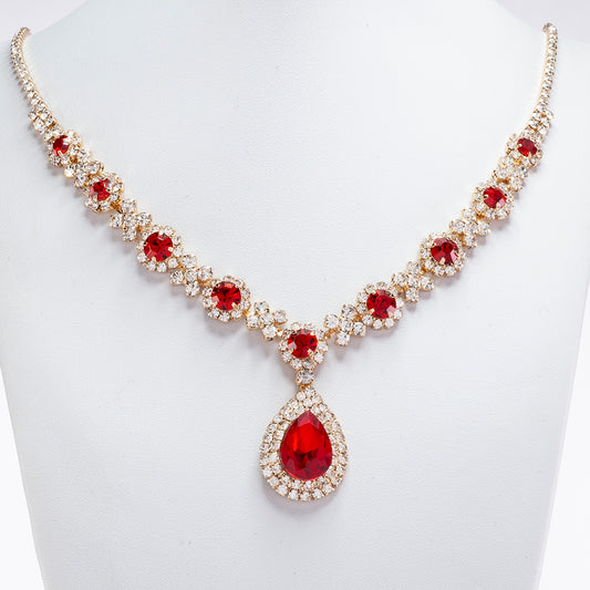 Conjunto de Aleación Bañado en Oro con Cristal Emporia® Rojo y Cristal Emporia® Blanco ( Collar +Pendientes )