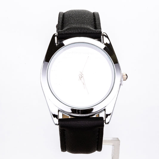Reloj de muñeca con correa negro y esfera blanco con una oración