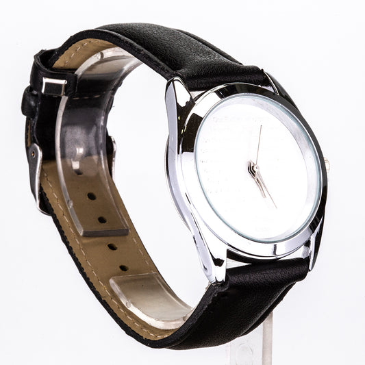 Reloj de muñeca con correa negro y esfera blanco con una oración