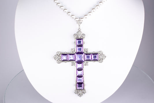 Cruz Collar de Aleación Bañado en Oro Blanco con Cristal Emporia® Púrpura y Perla Blanca